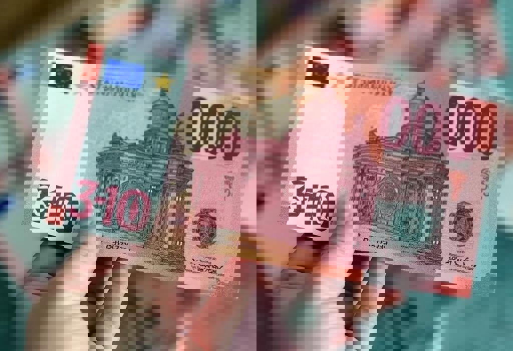 İstanbul serbest piyasada dolar 38,4490 liradan, Euro 43,8190 liradan güne başladı.