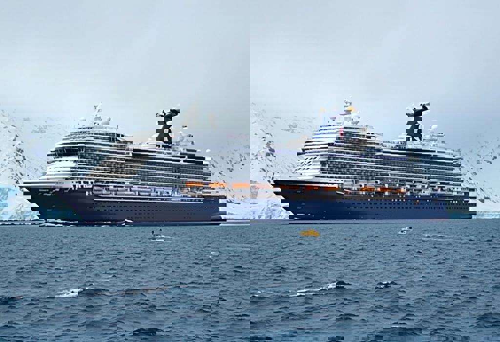 40-Foot Waves Batter Luxury Cruise Ship in Drake Passage